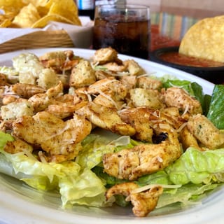 Ensalada César with Grilled Chicken