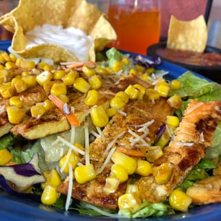 Ensalada Fresca with Grilled Chicken